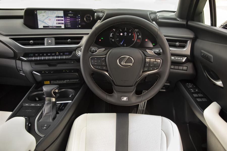 Торпедо Lexus UX200 F-Sport 2019 года  (AU) (фото 6 из 17)